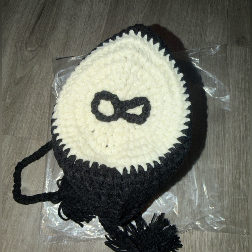 Urban Outfitters 8 ball tassel beanie - Picture 5 of 5